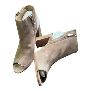 Vaneli Vero Quoio Bisa Peep Toe Booties Tan With Block Heel Size 8.5